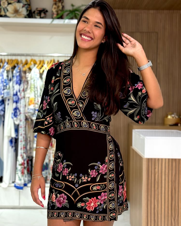 Vestido Farm Preto Transpassado – Estampa Floral Boho