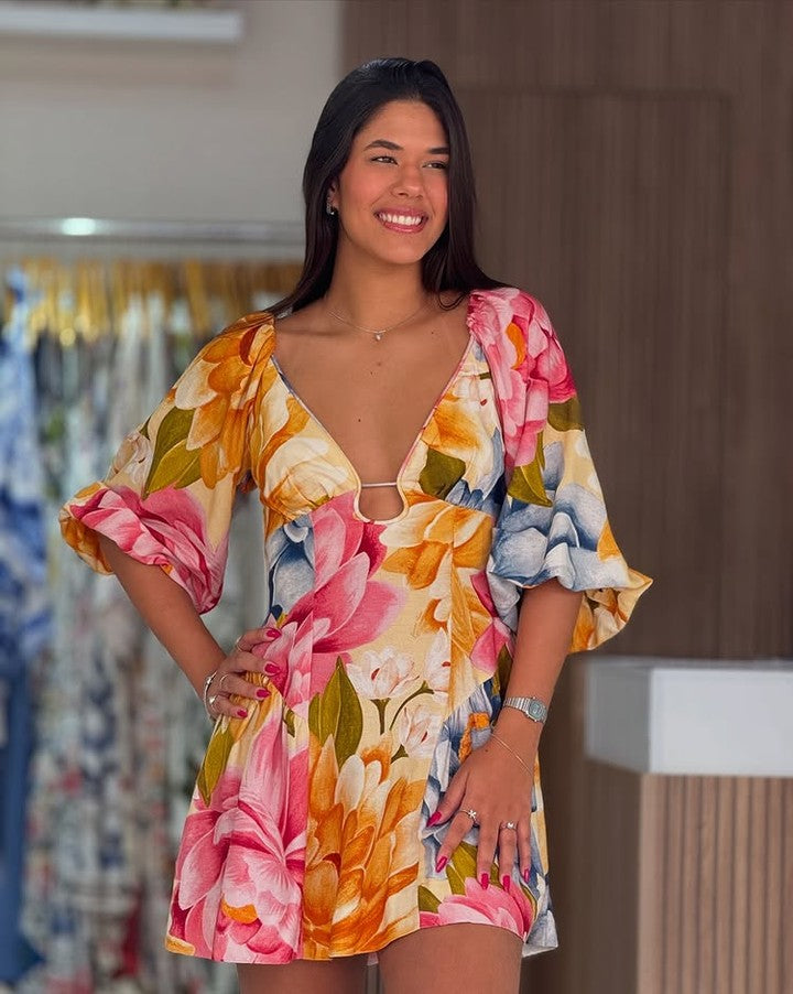Vestido Farm Curto Floral Colorido com Decote Profundo