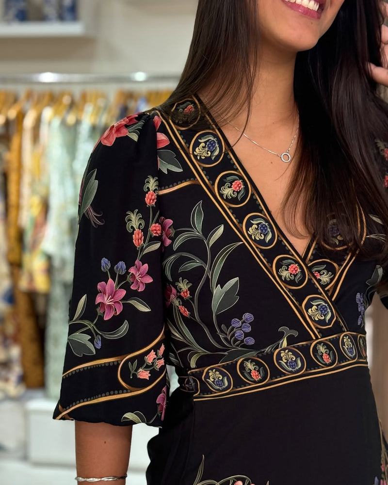 Vestido Farm Preto Transpassado – Estampa Floral Boho